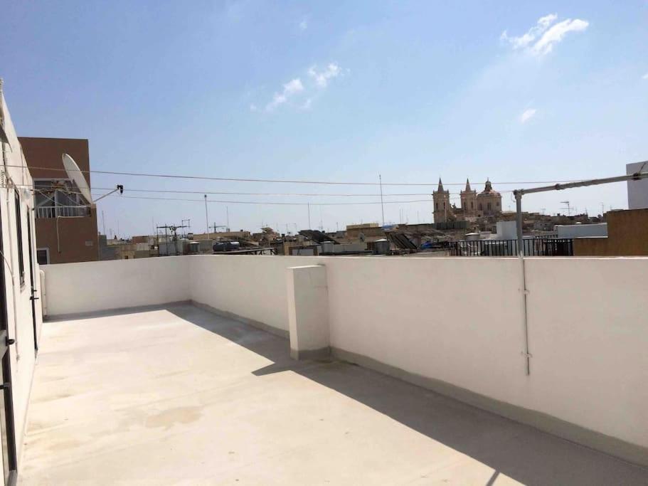 May Flower: Modern Flat Close To Airport/Bus Stops Tarxien Exterior foto